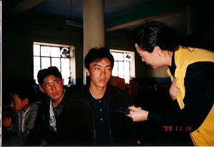 Ms. Sheng Xue and children of the Dharamsala Refugee Camp. (Cheng Xue/Epoch Times)